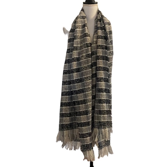 LULLA COLLECTION BY BINDYA Plaid Scarf Gray and Black Plaid Cozy Warm NEW - Picture 3 of 8
